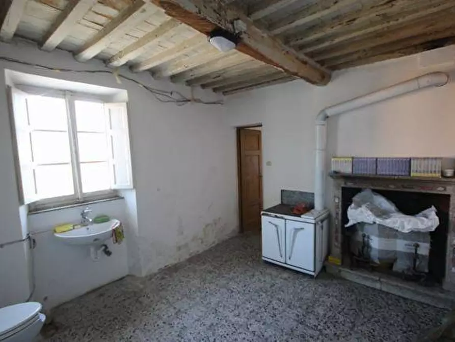Immagine 14 di Palazzo in vendita  a Lucca