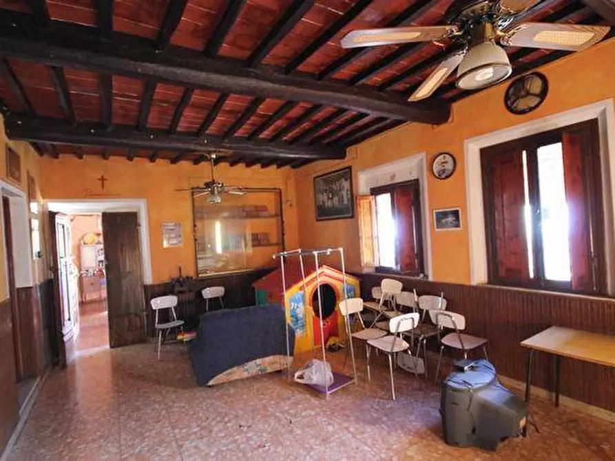 Immagine 9 di Palazzo in vendita  a Lucca