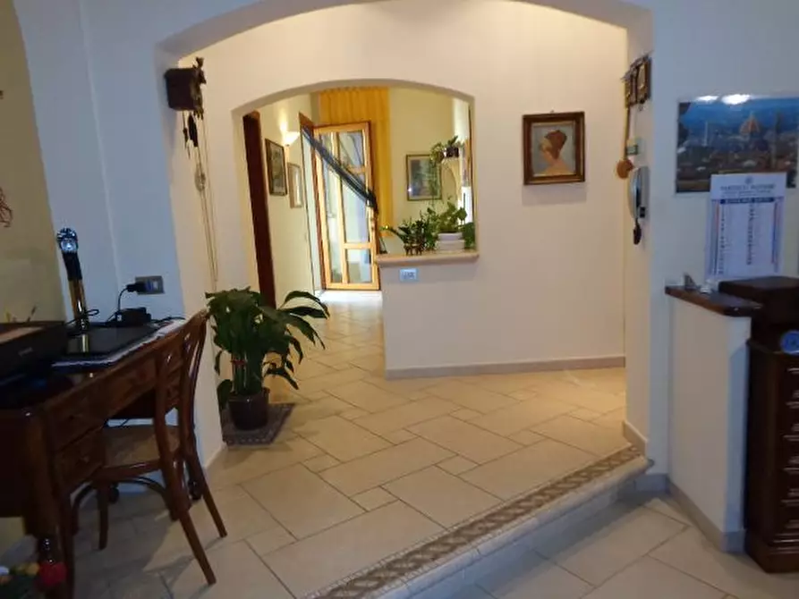 Immagine 2 di Villa in vendita  a Vinci