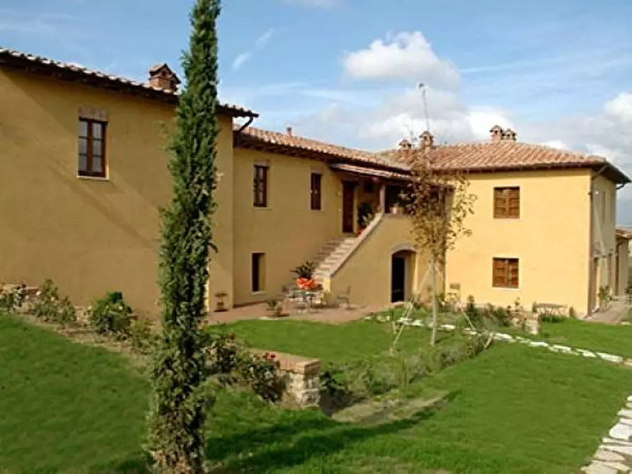 Immagine 1 di Villa in vendita  a Asciano