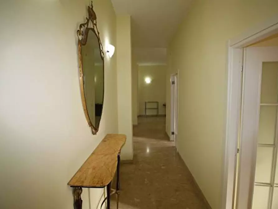 Immagine 10 di Appartamento in vendita  a Siena