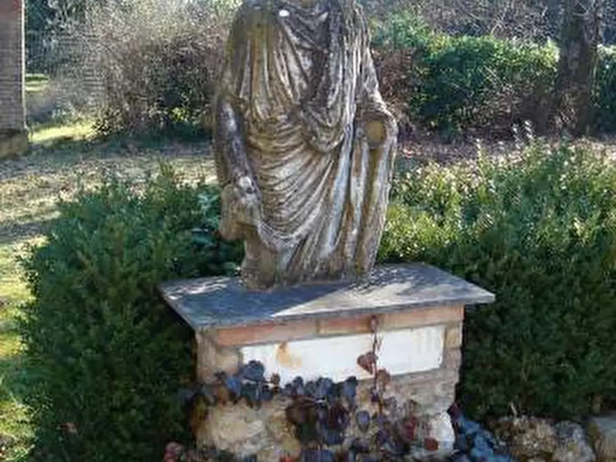 Immagine 14 di Villa in vendita  a Siena