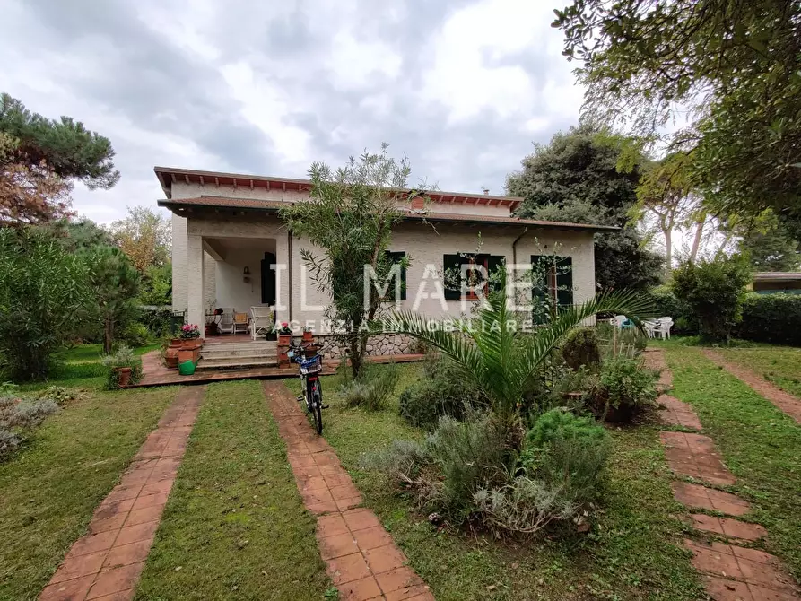Immagine 2 di Villa in vendita  a Massa
