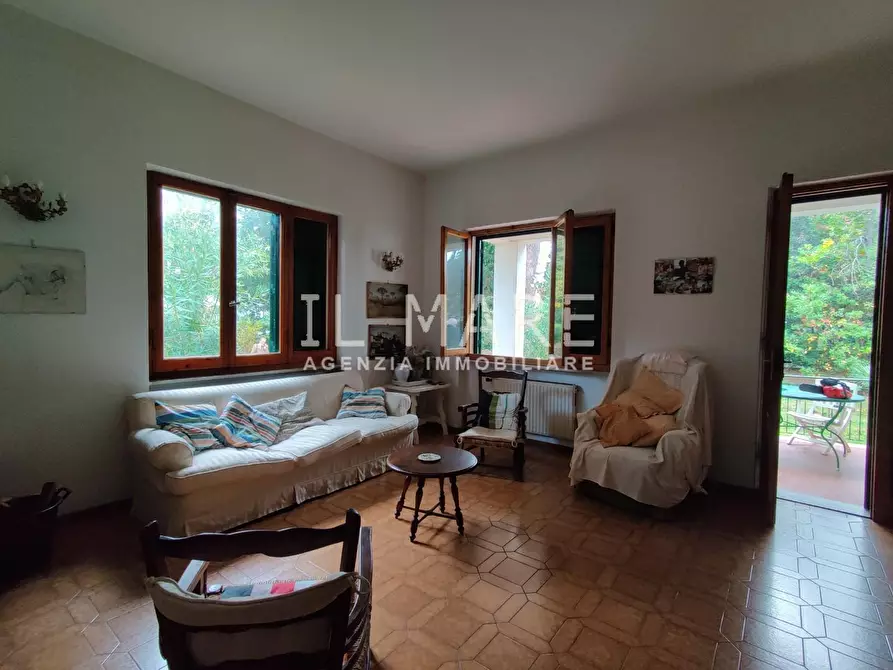 Immagine 9 di Villa in vendita  a Massa