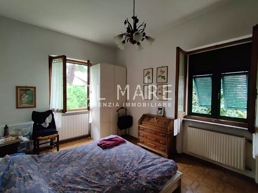 Immagine 15 di Villa in vendita  a Massa