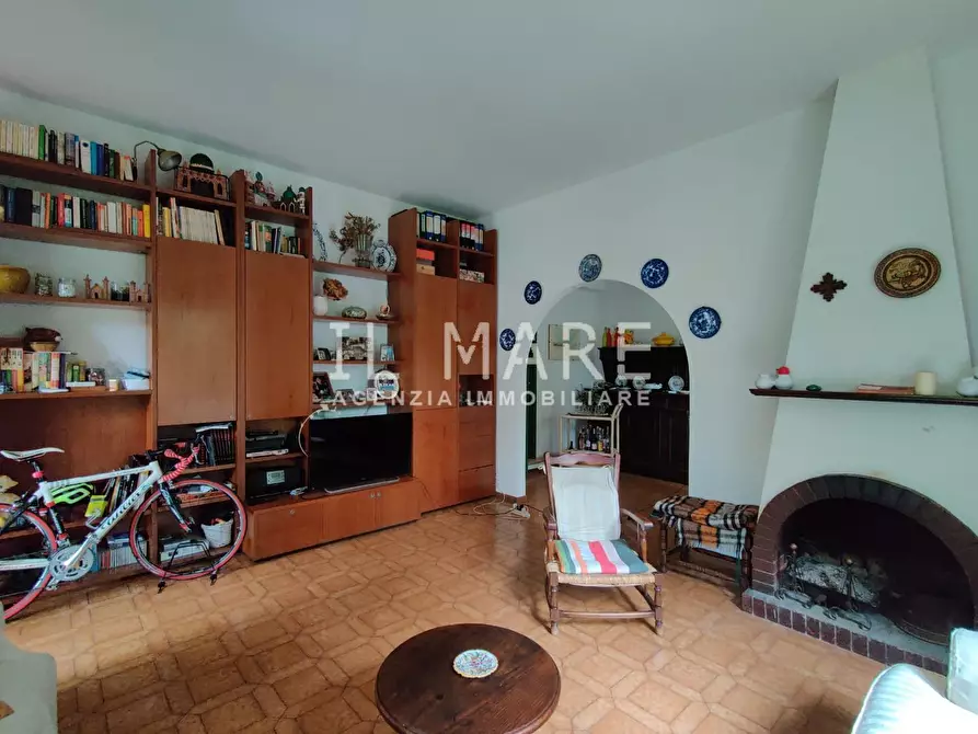 Immagine 13 di Villa in vendita  a Massa