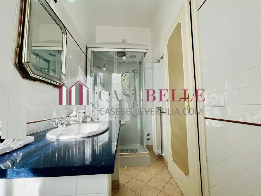 Immagine 32 di Villa in vendita  a Viareggio