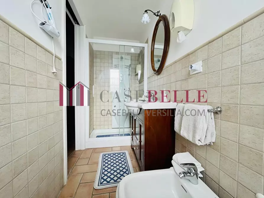 Immagine 60 di Villa in vendita  a Viareggio