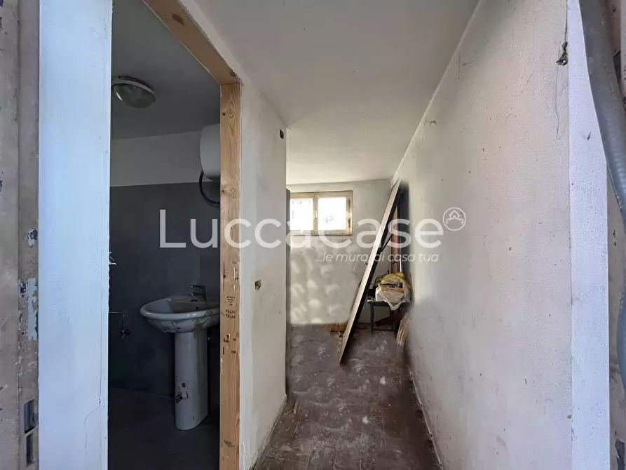 Immagine 10 di Attività artigianale in affitto  a Lucca