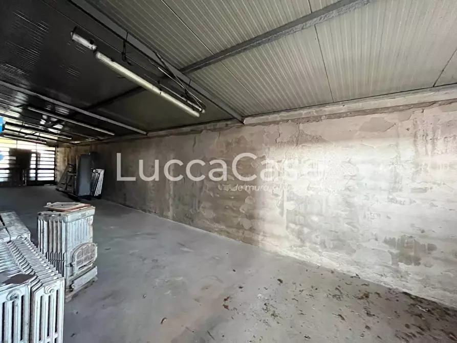 Immagine 13 di Attività artigianale in affitto  a Lucca