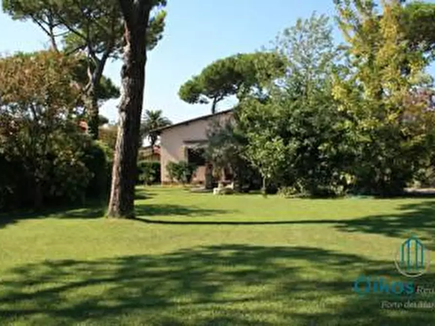 Immagine 1 di Villa in affitto  a Forte Dei Marmi