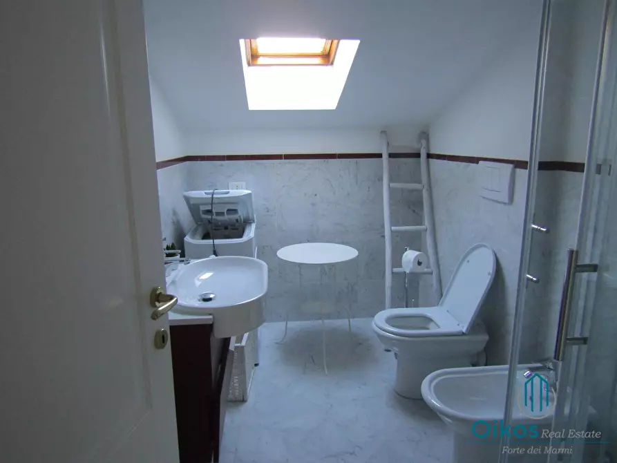 Immagine 11 di Mansarda in affitto  a Forte Dei Marmi