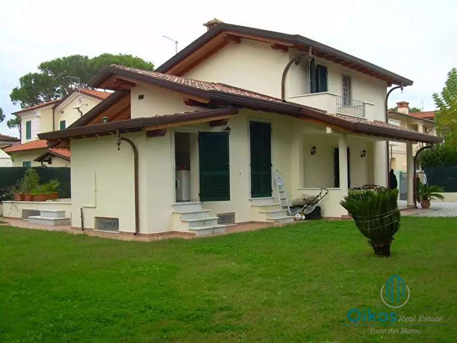 Immagine 2 di Villa in affitto  a Forte Dei Marmi