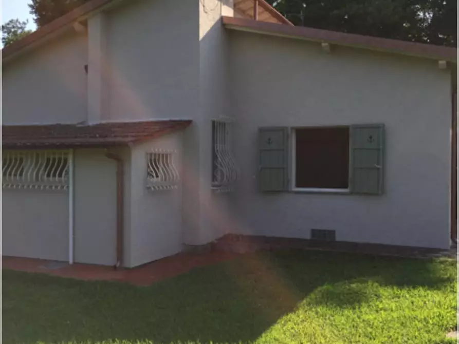 Immagine 2 di Villa in vendita  a Pietrasanta