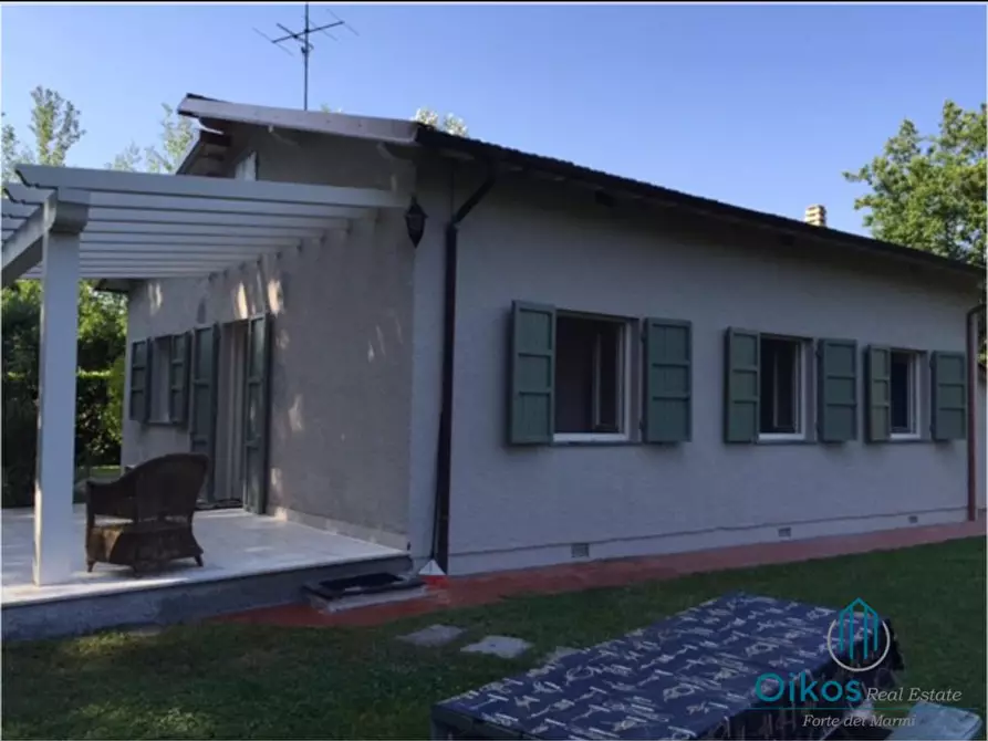 Immagine 3 di Villa in vendita  a Pietrasanta