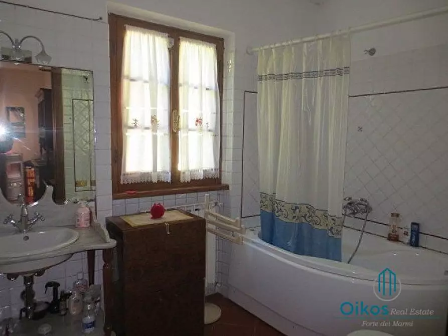 Immagine 12 di Villa in vendita  a Pietrasanta