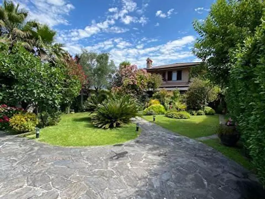 Immagine 1 di Casa bifamiliare in vendita  a Forte Dei Marmi