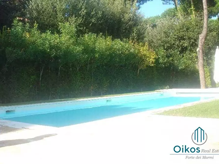 Immagine 3 di Villa in vendita  a Forte Dei Marmi