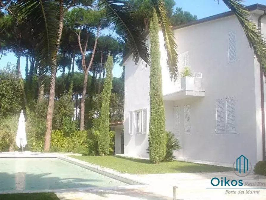 Immagine 2 di Villa in vendita  a Forte Dei Marmi