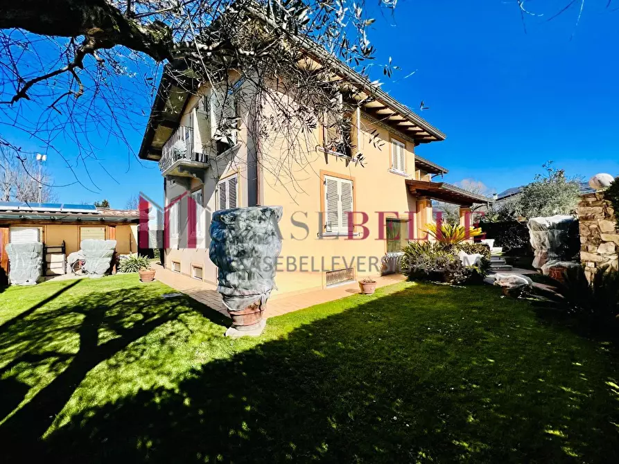 Immagine 1 di Villa in vendita  a Pietrasanta