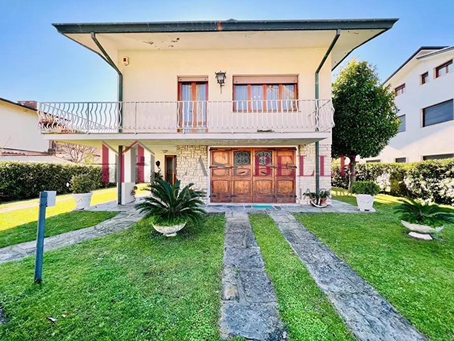 Immagine 1 di Villa in vendita  a Camaiore