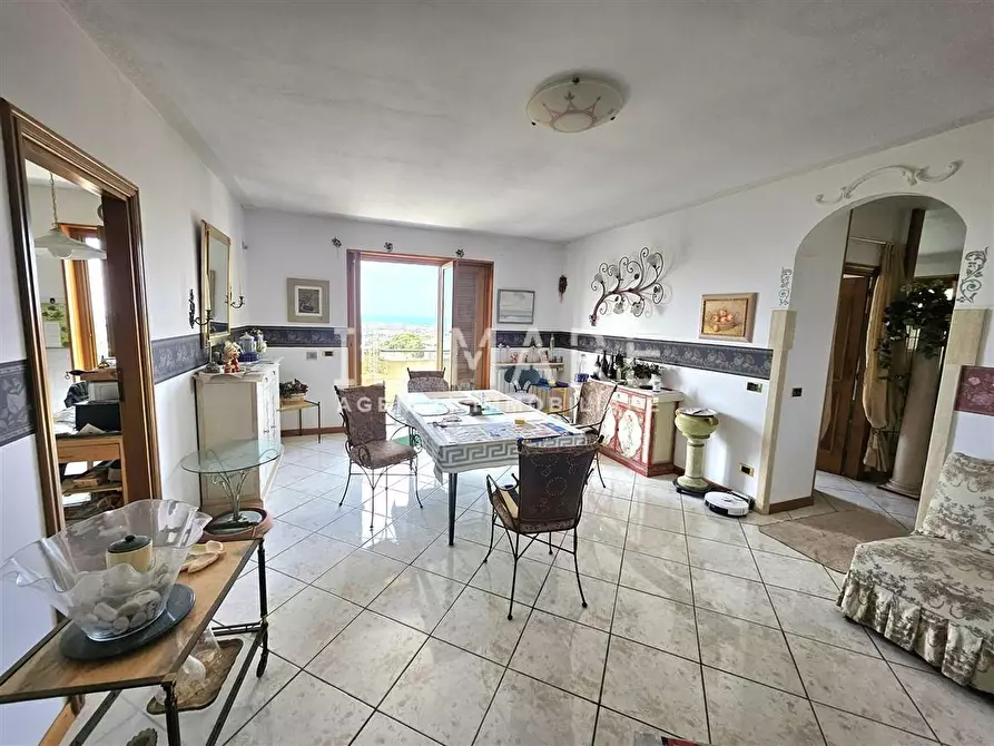 Immagine 2 di Appartamento in vendita  a Massa