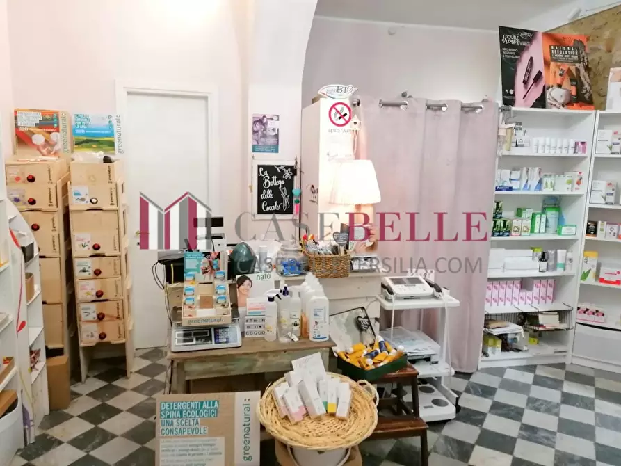 Immagine 2 di Attività commerciale in vendita  a Massa