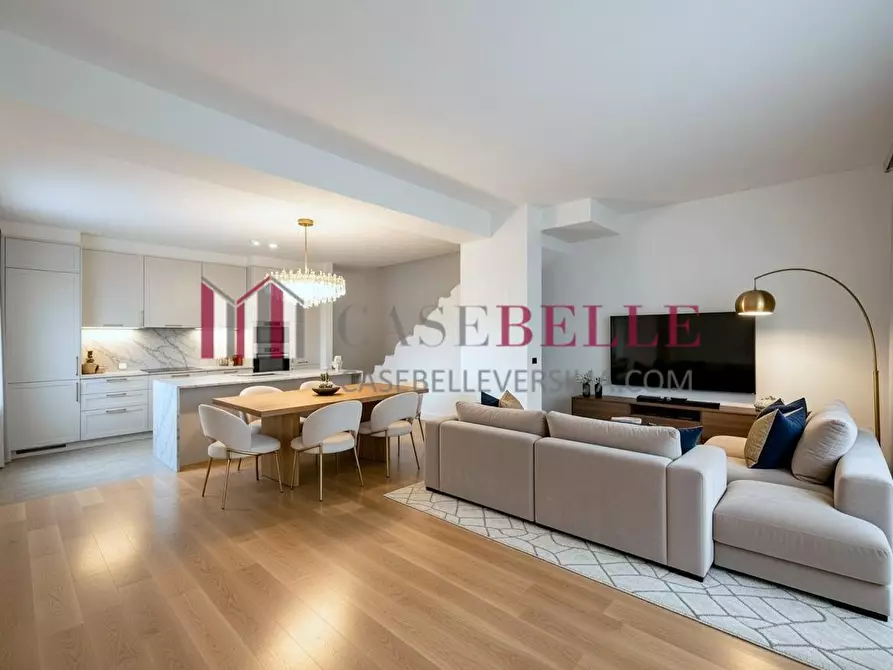 Immagine 1 di Casa quadrifamiliare in vendita  a Camaiore