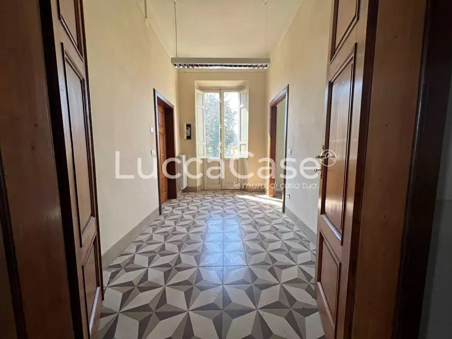 Immagine 5 di Locale commerciale in affitto  a Lucca