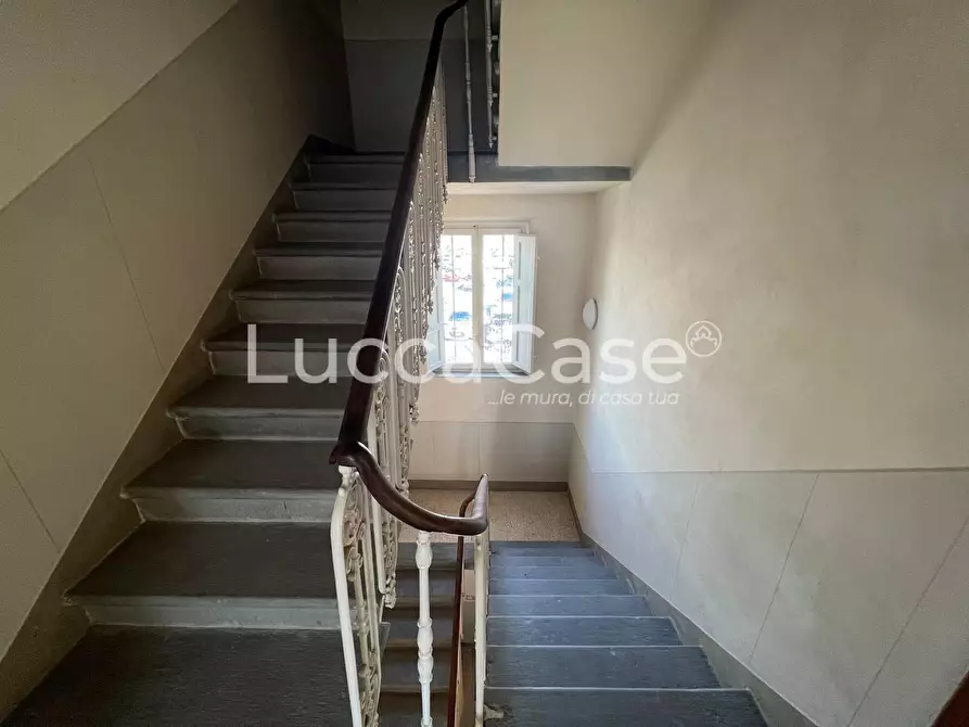 Immagine 15 di Locale commerciale in affitto  a Lucca