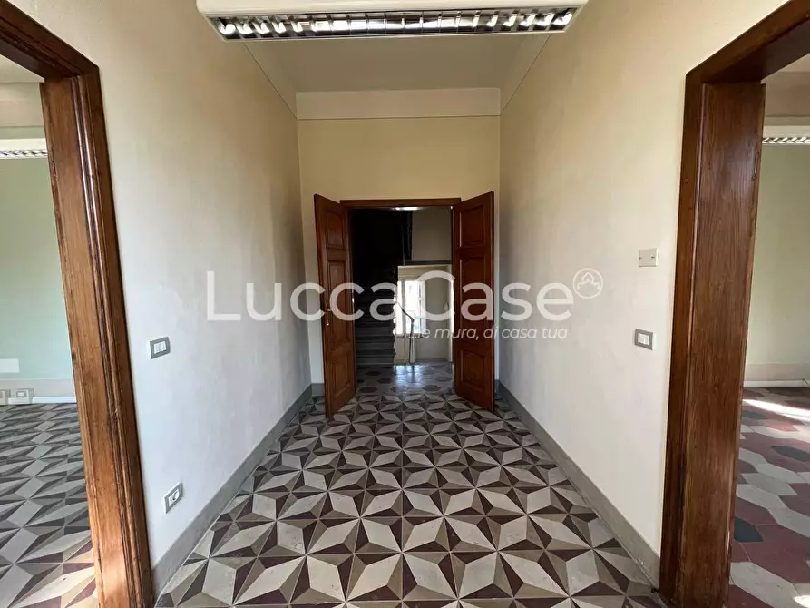 Immagine 14 di Locale commerciale in affitto  a Lucca