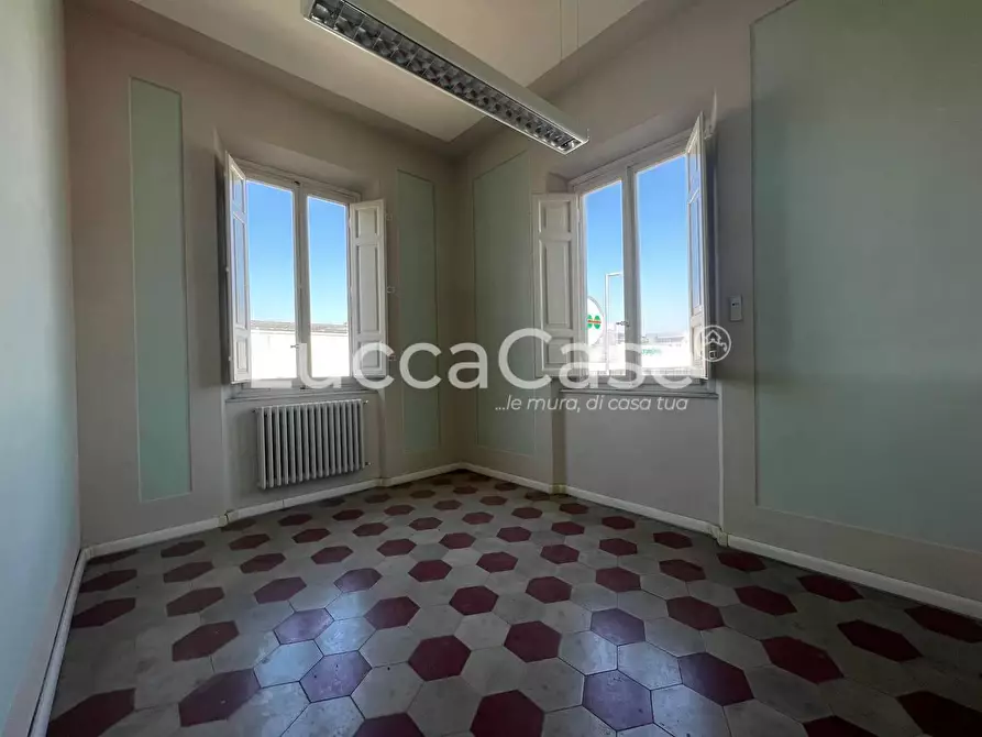 Immagine 4 di Locale commerciale in affitto  a Lucca