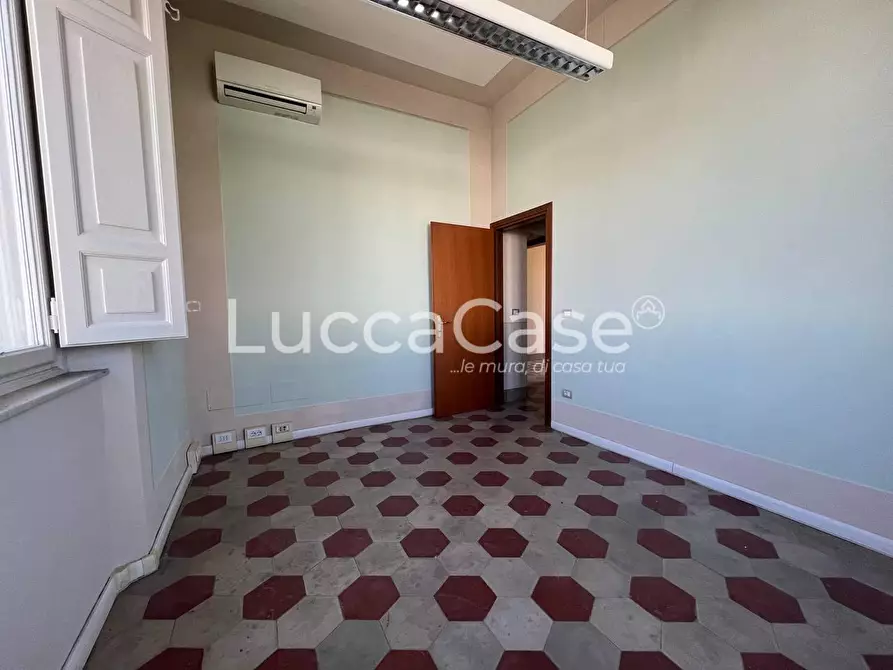 Immagine 8 di Locale commerciale in affitto  a Lucca