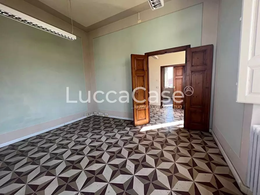 Immagine 2 di Locale commerciale in affitto  a Lucca