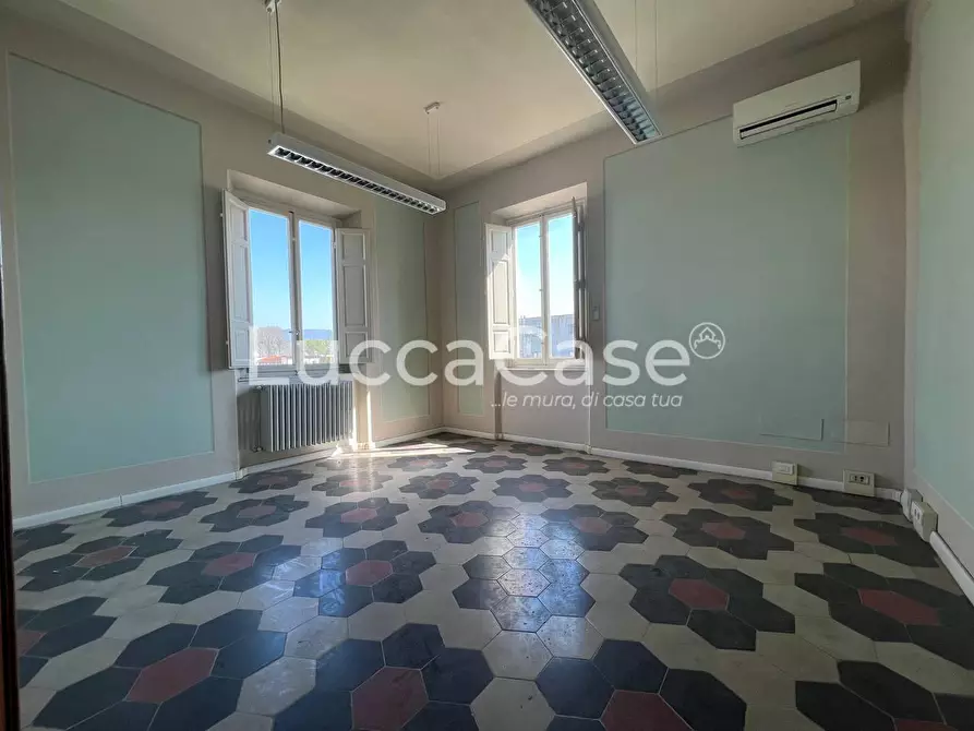Immagine 10 di Locale commerciale in affitto  a Lucca