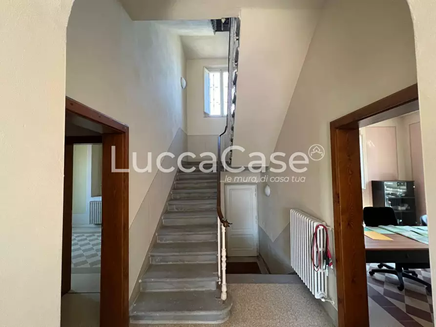 Immagine 11 di Locale commerciale in affitto  a Lucca