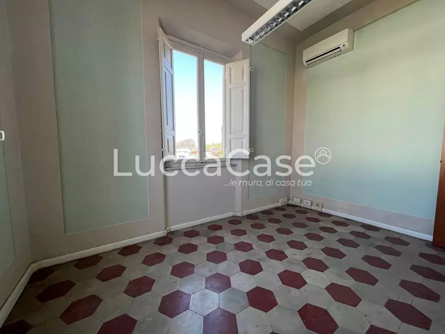 Immagine 3 di Locale commerciale in affitto  a Lucca