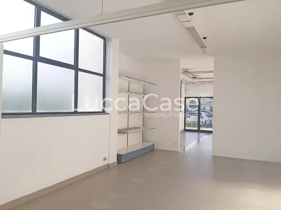 Immagine 7 di Locale commerciale in affitto  a Lucca
