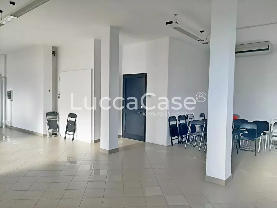 Immagine 6 di Locale commerciale in affitto  a Lucca