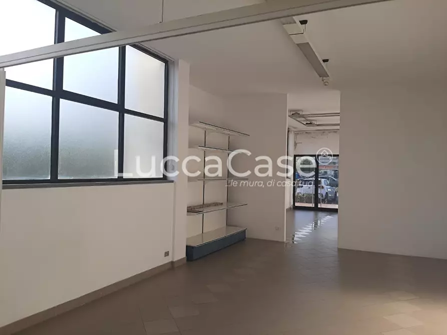 Immagine 3 di Locale commerciale in affitto  a Lucca