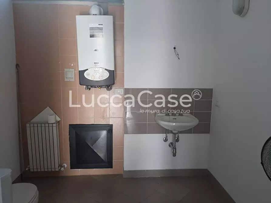 Immagine 8 di Locale commerciale in affitto  a Lucca