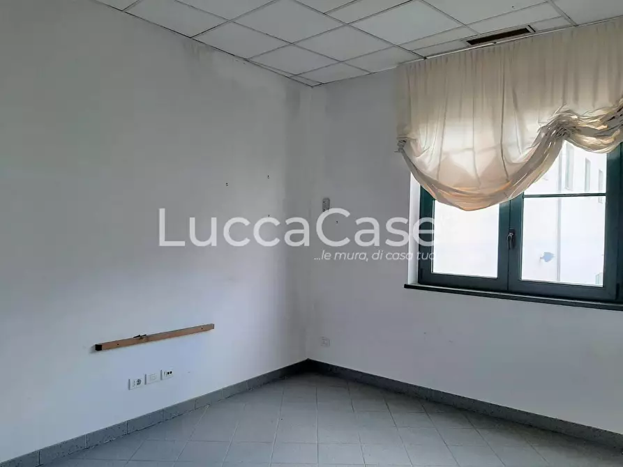 Immagine 9 di Ufficio in affitto  a Lucca