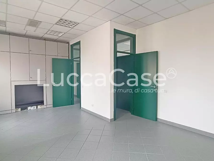 Immagine 10 di Ufficio in affitto  a Lucca