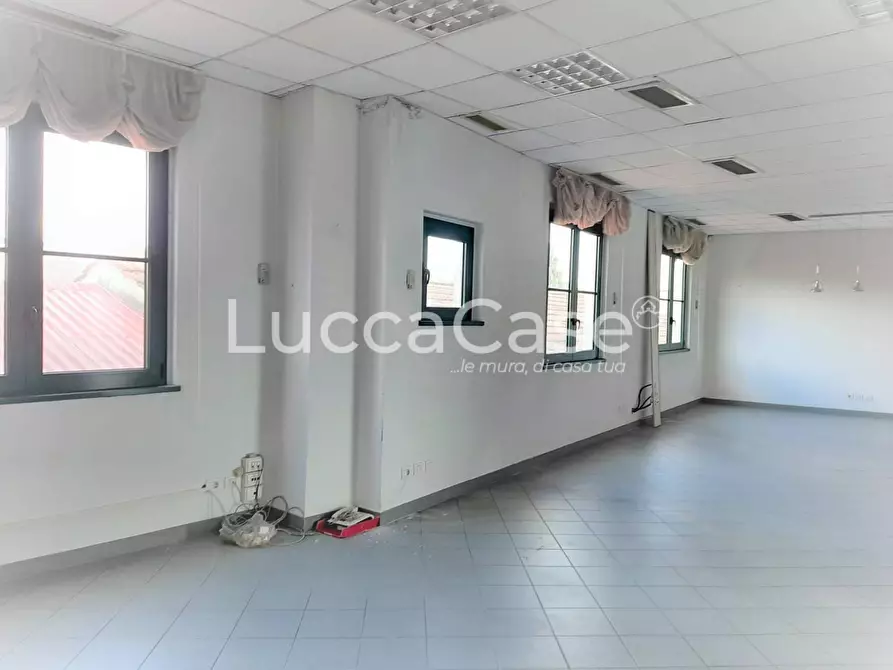 Immagine 4 di Ufficio in affitto  a Lucca