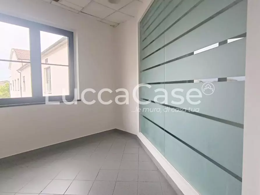 Immagine 11 di Ufficio in affitto  a Lucca