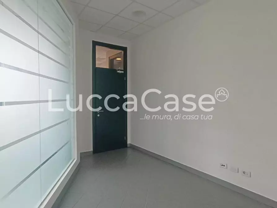 Immagine 12 di Ufficio in affitto  a Lucca