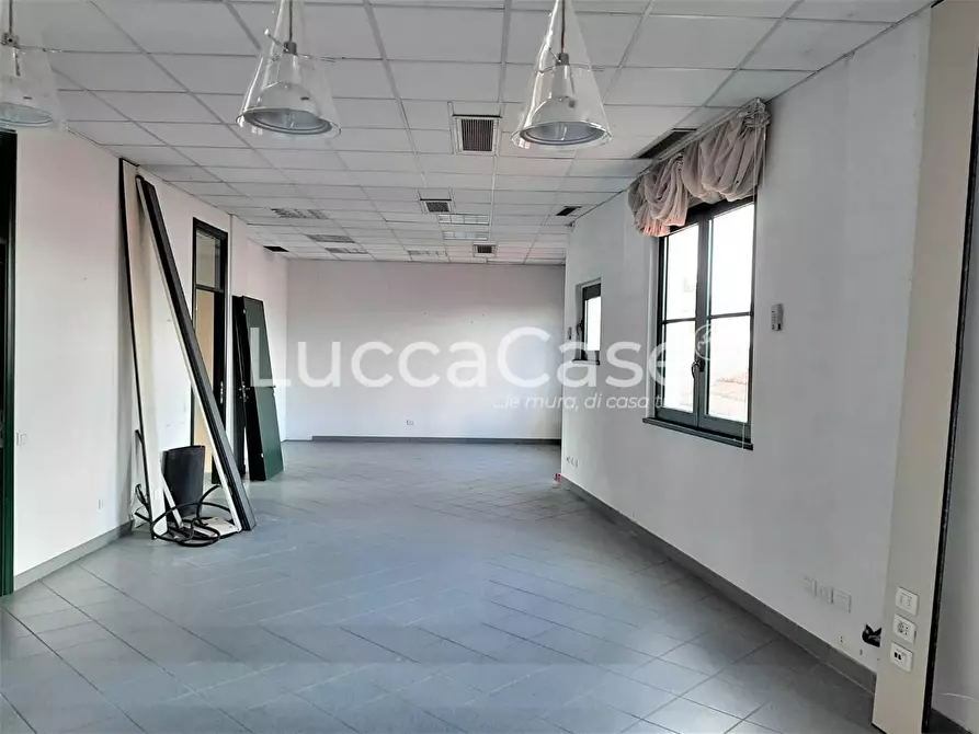 Immagine 6 di Ufficio in affitto  a Lucca