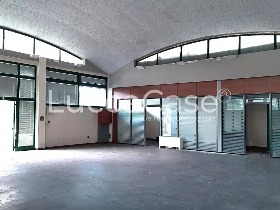 Immagine 2 di Ufficio in affitto  a Lucca