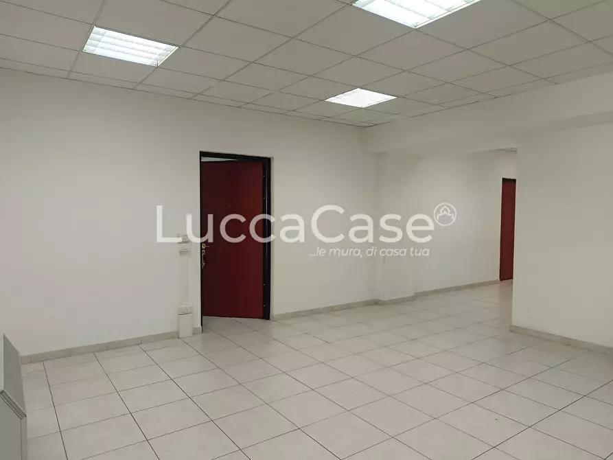 Immagine 7 di Ufficio in affitto  a Lucca