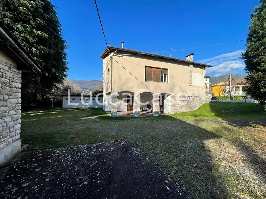 Immagine 2 di Villa in vendita  a Lucca